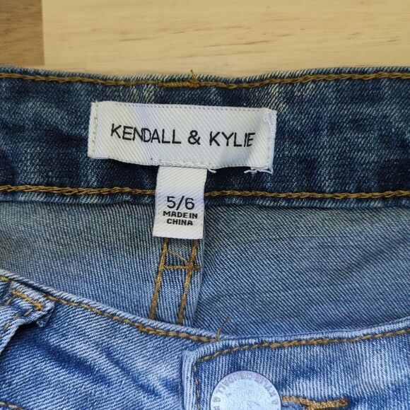 Kendall & Kylie Kurvy Mid Rise Baby Boot Jeans Size 5/6 - Picture 11 of 11
